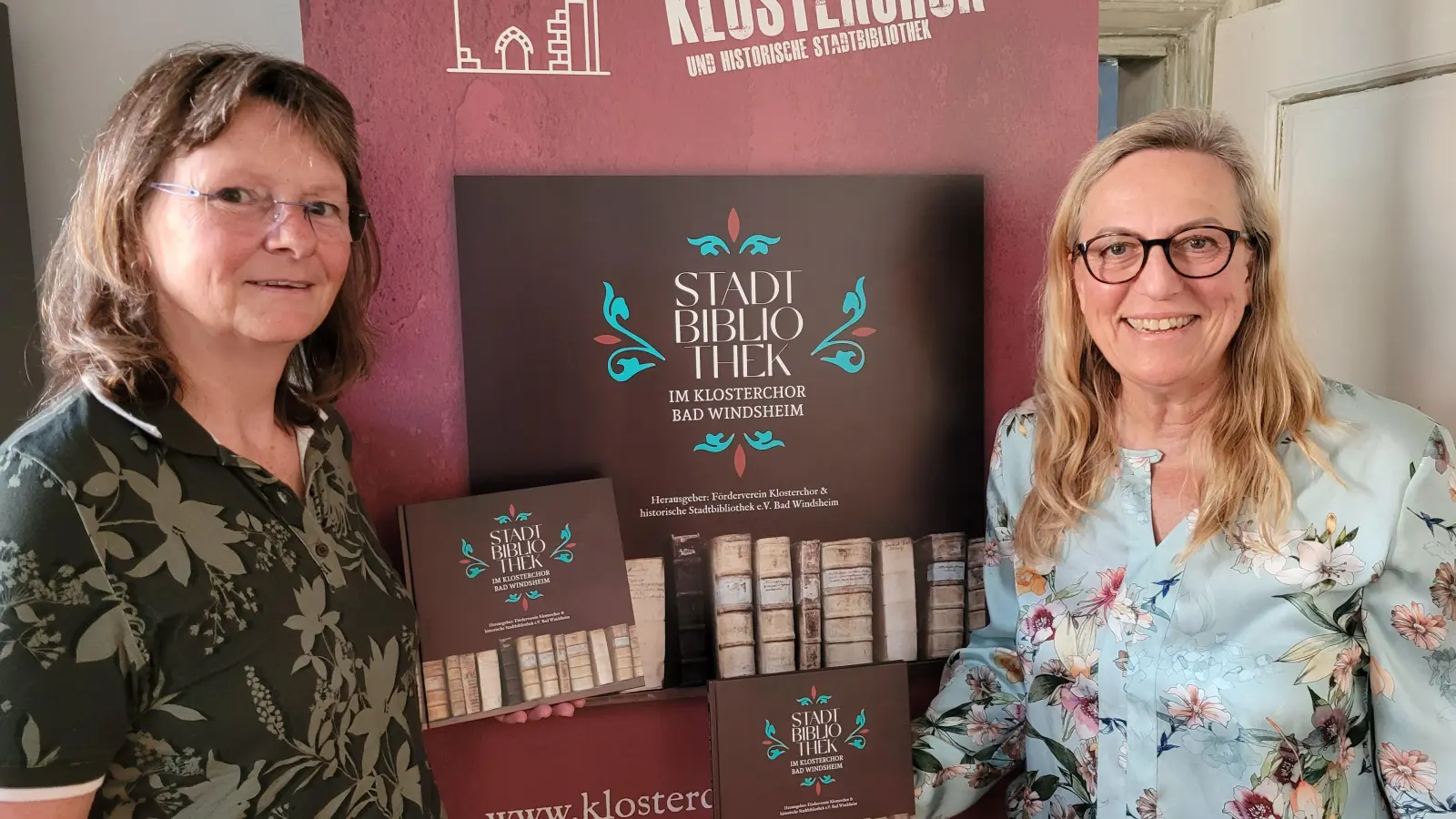 Christa Schlosser (links) und Sabine Detsch hoffen auf viele Käufer des Buches. (Foto: Nina Daebel)