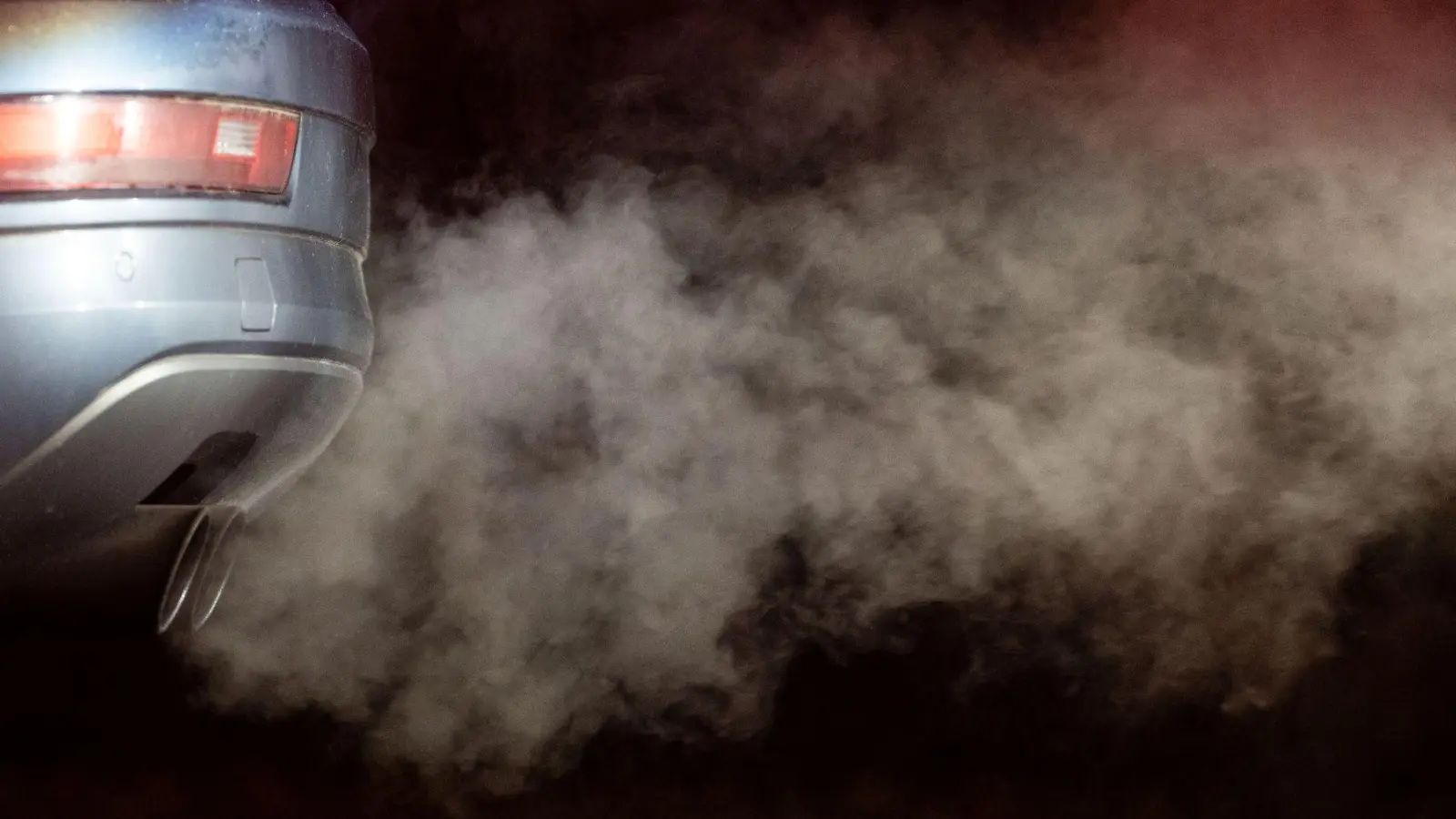 Für zu viel ausgestoßenes CO2 müssen die Autohersteller in der EU Strafe zahlen. Doch die Regeln werden gelockert. (Archivfoto) (Foto: Marijan Murat/dpa)
