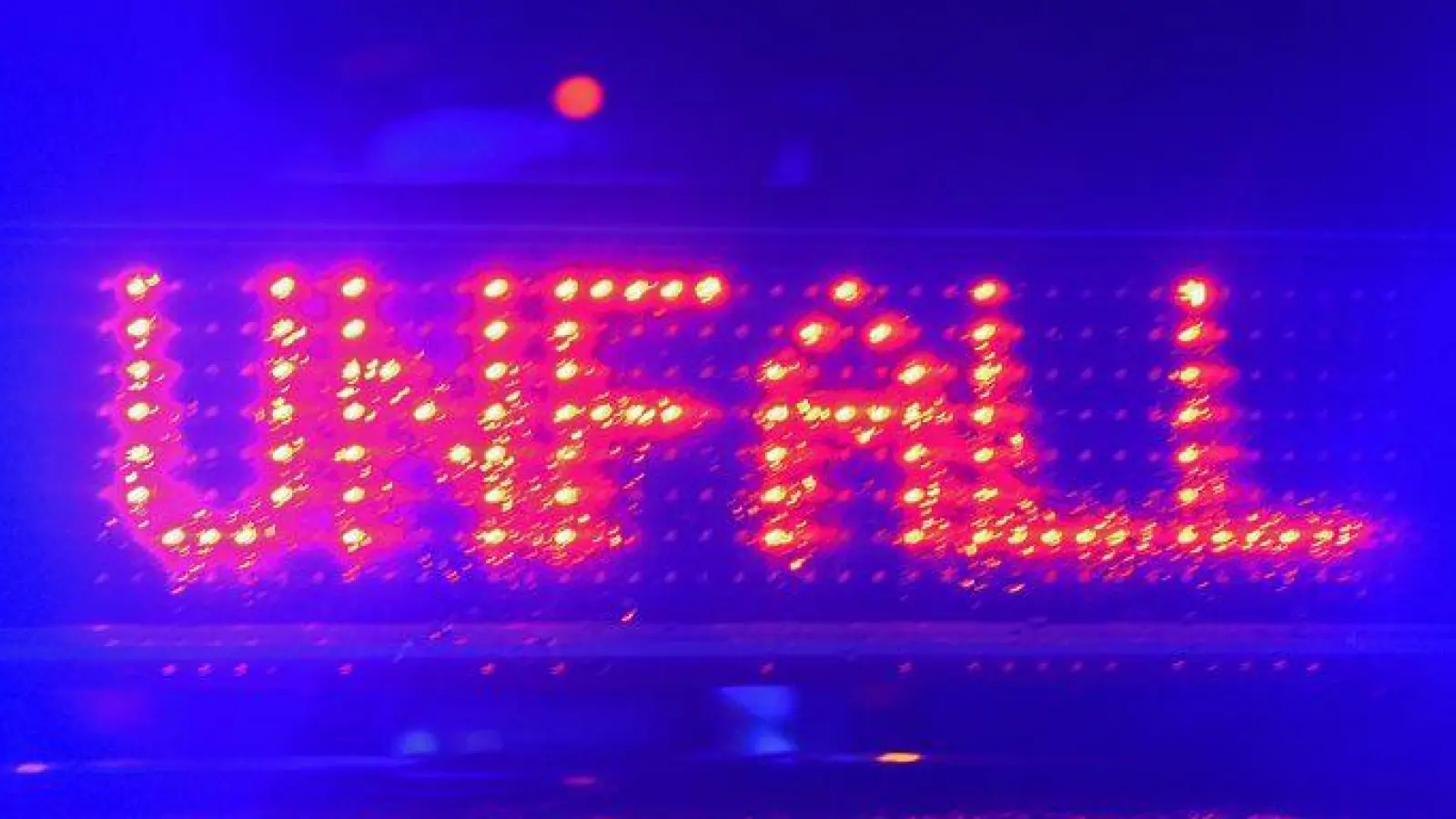 Eine 25-Jährige ist bei einem Autounfall im Landkreis Günzburg ums Leben gekommen. (Symbolbild) (Foto: Stefan Puchner/dpa)