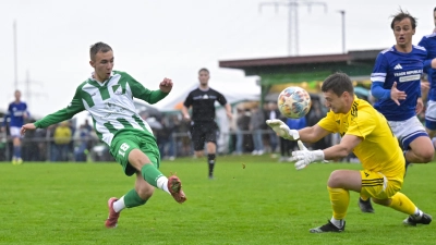 Maximilian Böhmländer (Burgoberbach) schießt, Torwart Sebastian Andreka (Neuses) hält scheinbar nicht – der Ball ging aber in dieser Szene nicht ins Tor. Burgoberbach gewann das Derby trotzdem klar und ist weiter im Aufwind, Neuses hingegen steckt tief in der Krise.  (Foto: Martin Rügner)