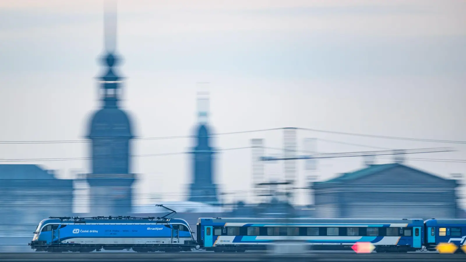 Ein Eurocity-Zug fährt durch Dresden. In einem Teil der Züge wird es weiterhin die beliebten Speisewagen mit frisch gekochtem Essen geben. (Archivbild) (Foto: Robert Michael/dpa/dpa-tmn)