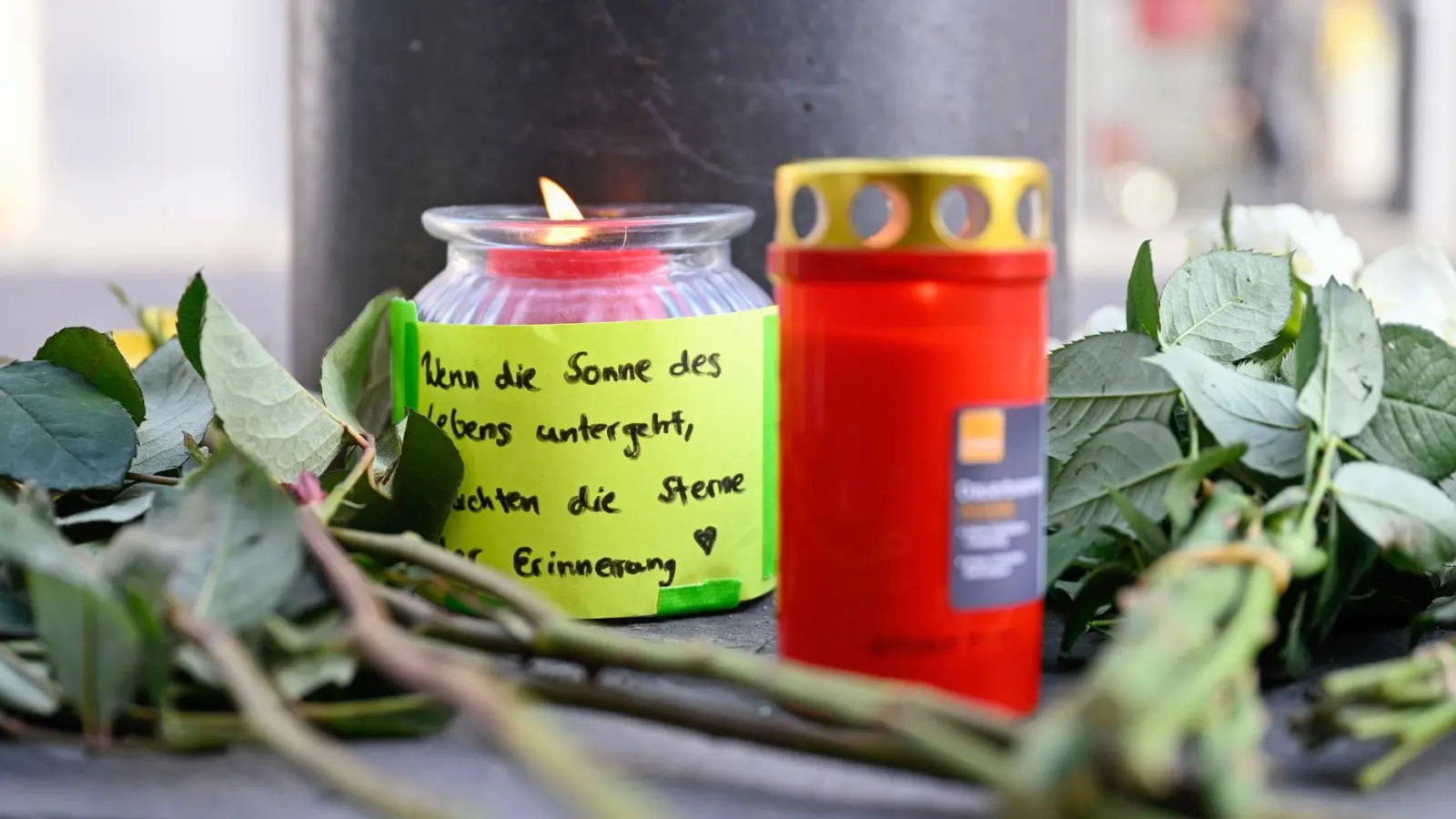 Mit Blumen und Kerzen wird nach der Todesfahrt der Opfer gedacht. (Foto: Uwe Anspach/dpa)