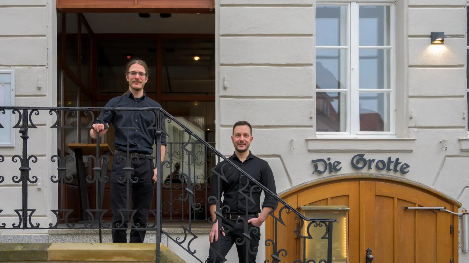 Zwei Welten unter einem Dach: Michael (links) und Max Wäger betreiben in Ansbach sowohl das Fine-Dining-Restaurant Rau und Fein als auch den Nachtclub Die Grotte. (Foto: René Chlopotowski)