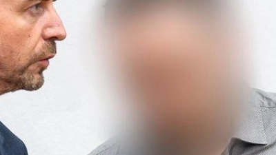 Die Verteidiger räumten zu Prozessbeginn ein, dass der Angeklagte (m., verpixelt) sich heimlich beim Geschlechtsverkehr mit mehreren Frauen gefilmt und die Videos anschließend ins Internet gestellt hatte. (Foto: Daniel Vogl/dpa)