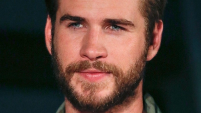 Schauspieler Liam Hemsworth ist eigenen Angaben zufolge seit ein paar Monaten verlobt. (Archivbild)  (Foto: Christopher Jue/epa/dpa)