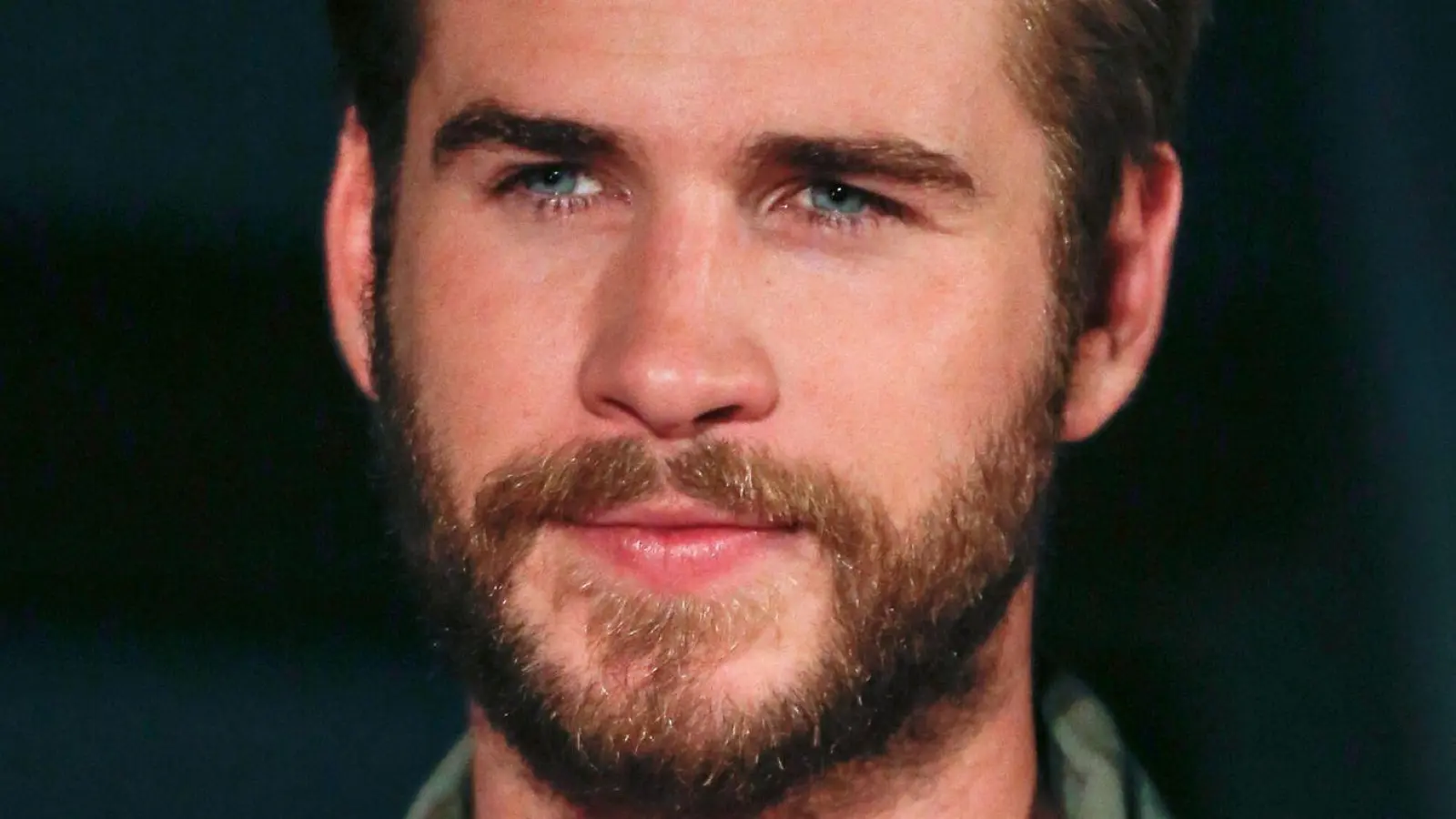 Schauspieler Liam Hemsworth ist eigenen Angaben zufolge seit ein paar Monaten verlobt. (Archivbild)  (Foto: Christopher Jue/epa/dpa)