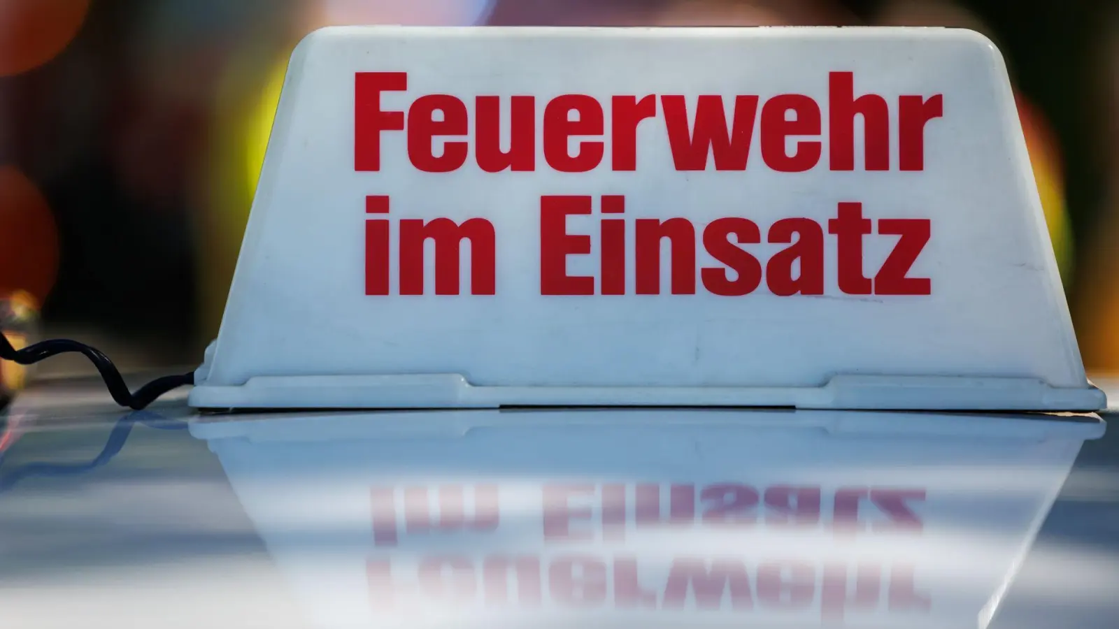 In Oberfranken kämpfte die Feuerwehr gegen ein Haus in Flammen und rettete einen Bewohner. (Symbolbild) (Foto: Daniel Karmann/dpa)