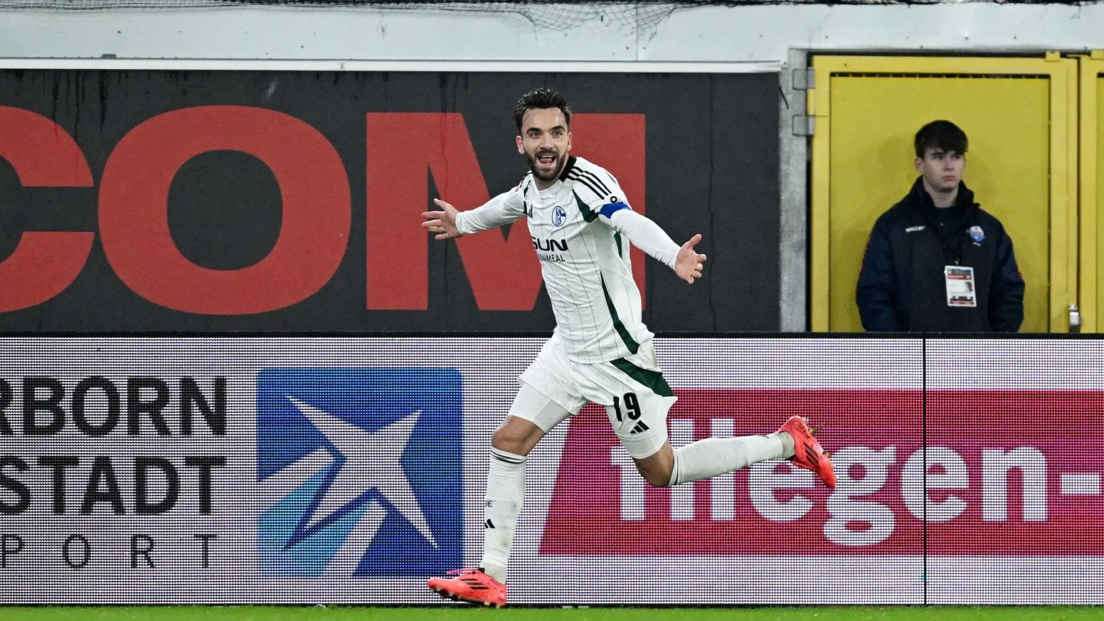 Führte Schalke 04 zum Sieg in Paderborn: Kenan Karaman (Foto: David Inderlied/dpa)