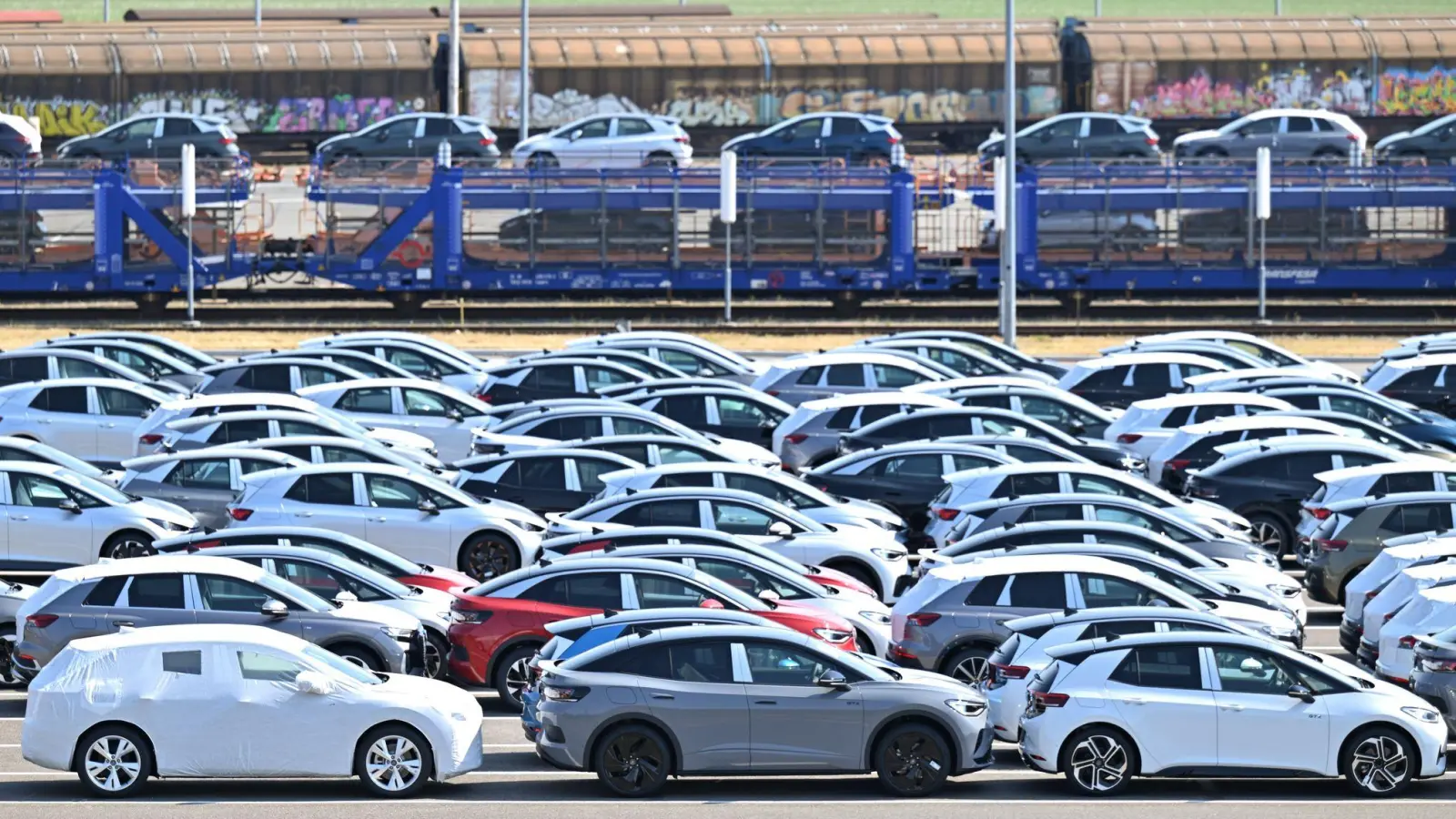 Elektroautos des VW-Konzerns: Ihr Absatzplus glich Rückgänge bei anderen Antriebstechnologien mehr als aus. (Foto: Hendrik Schmidt/dpa)