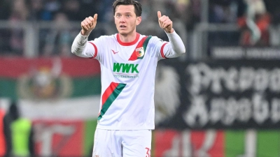 Bleibt beim FC Augsburg: Stürmer Michael Gregoritsch (Archivbild) (Foto: Harry Langer/dpa)