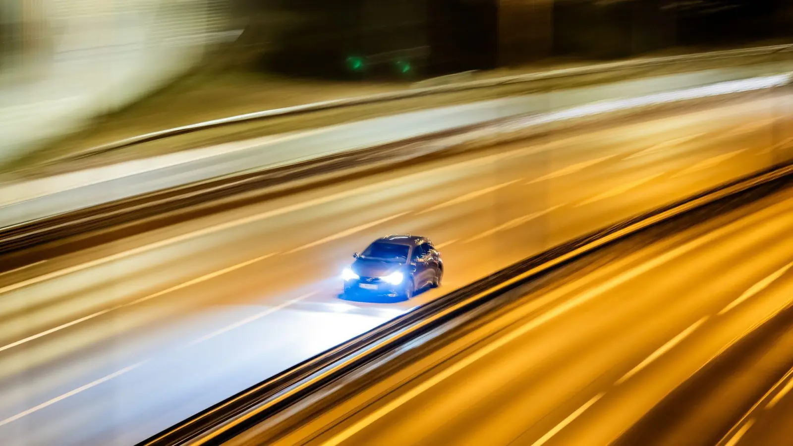 Ausgeruht durch die Nacht: Um Konzentrationsfehler zu vermeiden, sollten vor Reisestart einige Stunden Schlaf am Abend oder Nachmittag eingelegt werden. (Foto: Christoph Soeder/dpa/dpa-tmn)