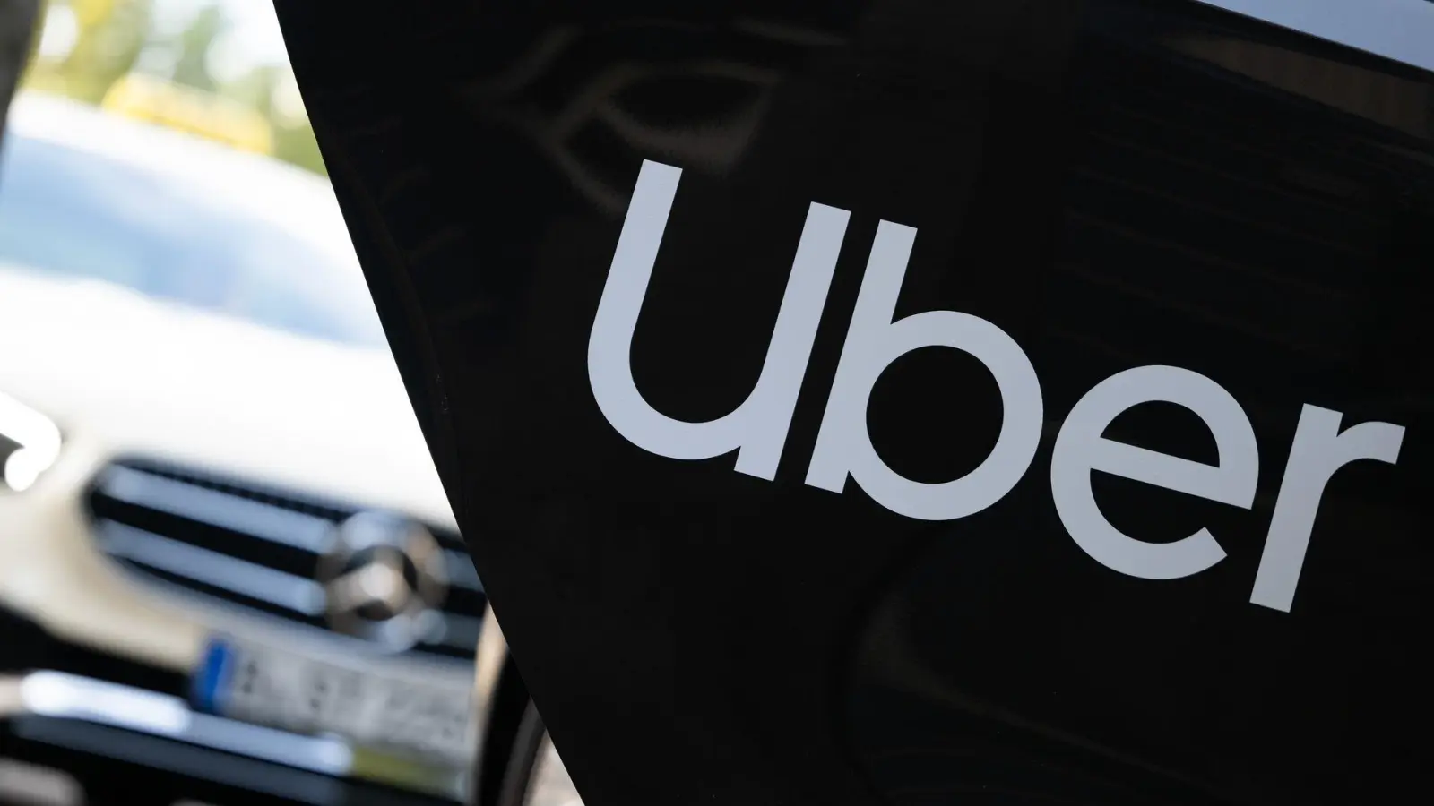 Uber-Fahrten müssen sich in München am Taxipreis orientieren (Archiv).  (Foto: Sebastian Gollnow/dpa)