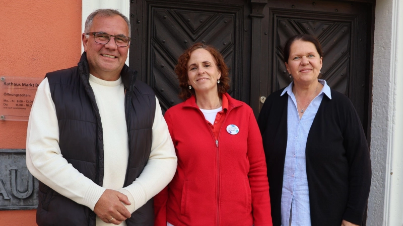 Bürgermeister Armin Luther freut sich, dass der Vertrag mit den Ärztinnen - im Foto Kim Stahl und Christine Geist - in trockenen Tüchern ist. (Foto: Andreas Reum)
