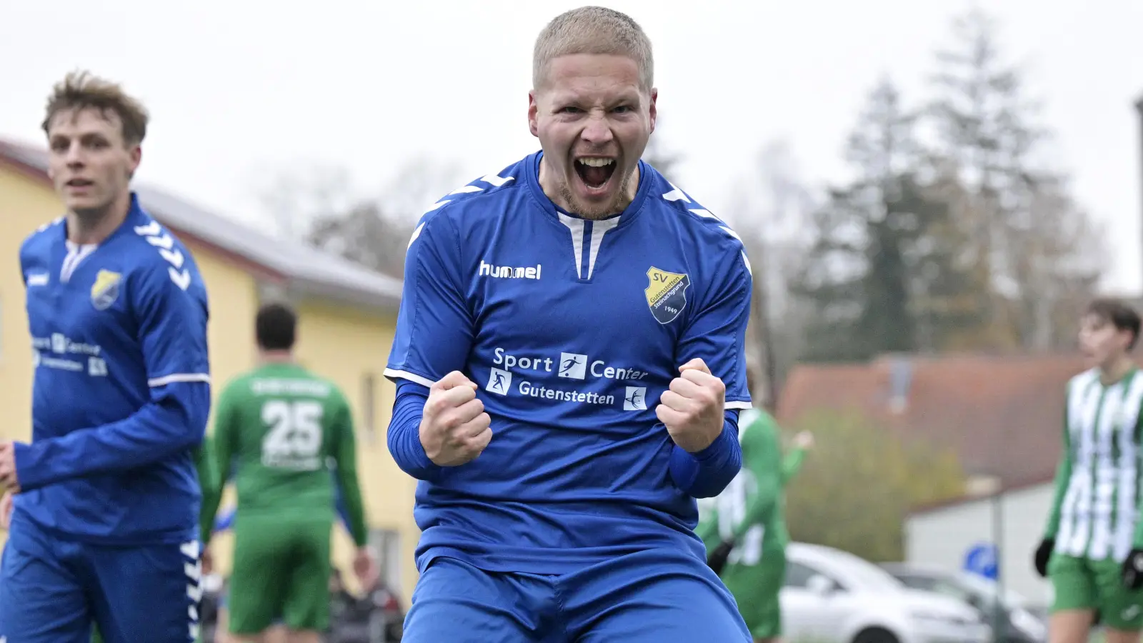 Geschafft: Steinachgrund besiegte Mitterteich und ein Tor steuerte Tobias Gröger bei, der hier sein 2:0 für den SVG bejubelt. (Foto: Martin Rügner)