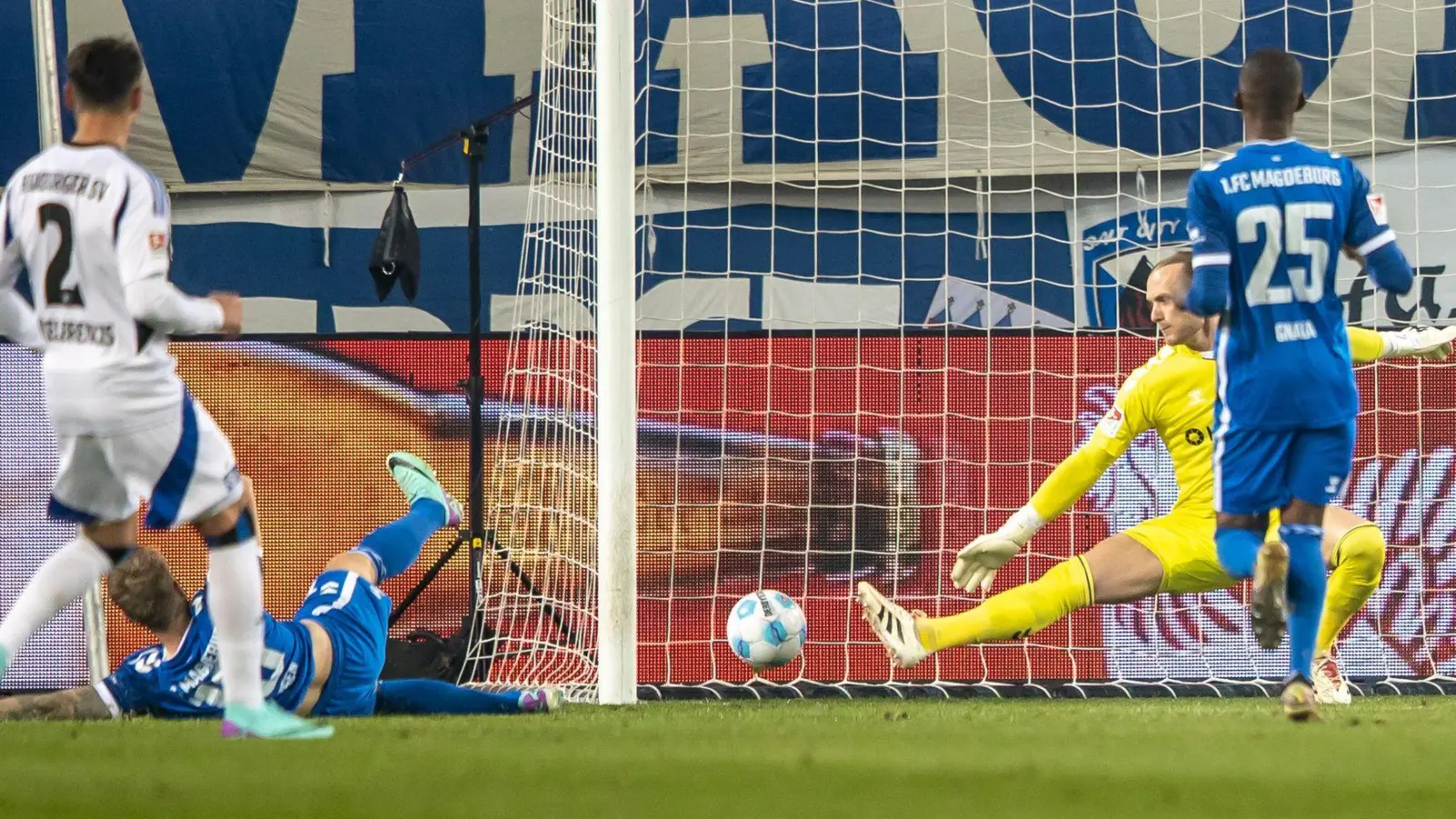 Magdeburgs Mathisen (am Boden) trifft per Eigentor zum 0:2 (Foto: Andreas Gora/dpa)