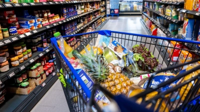 Häufig befinden sich im Supermarkt die günstigeren Produkte weit unten oder weit oben im Regal. Teurere Ware ist hingegen meist auf Augenhöhe.  (Foto: Benjamin Nolte/dpa-tmn)