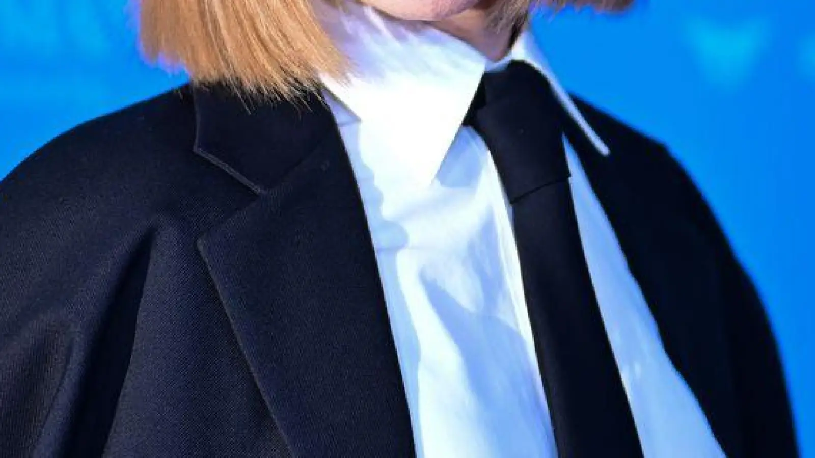 Isabelle Huppert steht während der Premiere des Films „Die Blutgräfin“ („The Blood Countess“) auf dem Roten Teppich bei der Berlinale (Foto: Sebastian Christoph Gollnow/dpa)