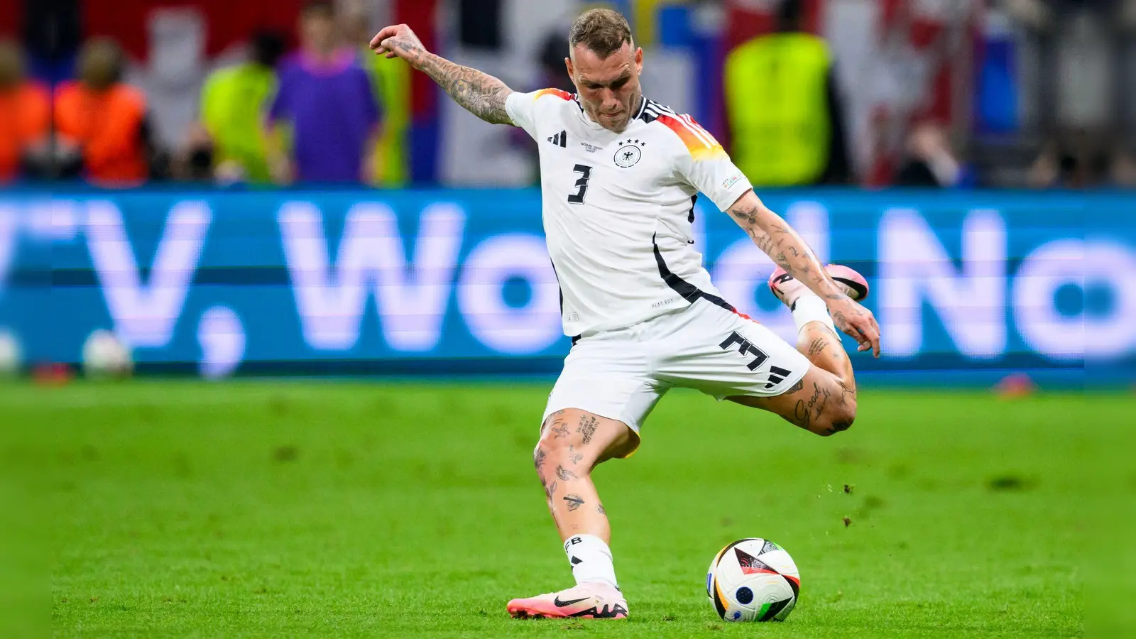 David Raum hat sich ein neuen Tattoo stechen lassen. (Foto: Tom Weller/dpa)