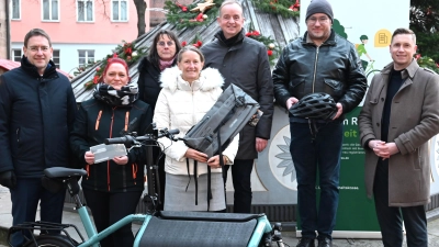 Abschluss der Aktion „Mit dem Rad zur Arbeit” (von links): Landrat Dr. Jürgen Ludwig, Gewinnerin Sabine Brandner (3. Platz), Sylke Priebe-Czadzeck (DGB), Gewinnerin Bianca Götz (1. Platz), Oberbürgermeister Thomas Deffner, Andreas Limbacher (ADFC) und Michael Surowka (AOK-Direktor). (Foto: Stadt Ansbach/Anne Ziegler)