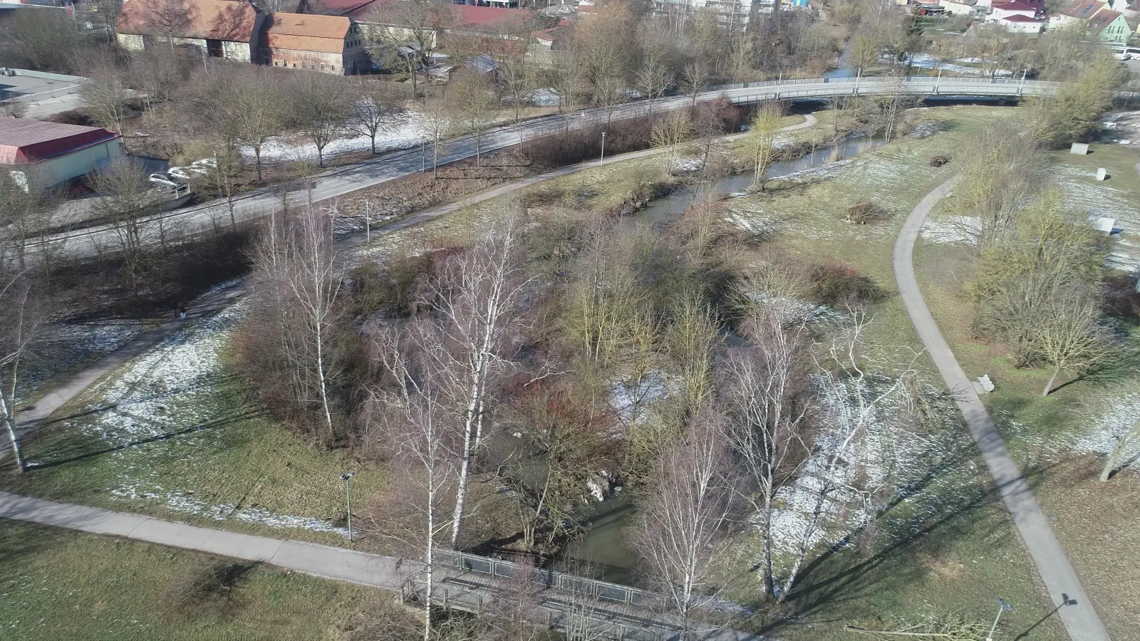 Der Blick über den Molkereisteg (vorne) in Richtung Norden: In diesem Bereich hat das Team des städtischen Bauhofs dieser Tage den Uferbereich der Sulzach von Gestrüpp und Gehölzen befreit. Jetzt fließt das Wasser wieder zügiger ab. (Foto: Stadt Feuchtwangen/Werner Tippmann)