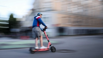 Rücksichtsloses Fahren ist einer Studie für den Großteil von E-Scooter-Unfällen verantwortlich. (Illustration) (Foto: Christian Charisius/dpa)