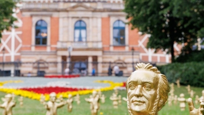 Goldfarbene Wagner-Figuren des Konzeptkünstler Ottmar Hörl stehen im Rahmen der Kunstinstallation „You&#39;re welcome“ vor dem Festspielhaus vor Beginn der Bayreuther Festspiele. (Foto: Daniel Karmann/dpa/Archivbild)