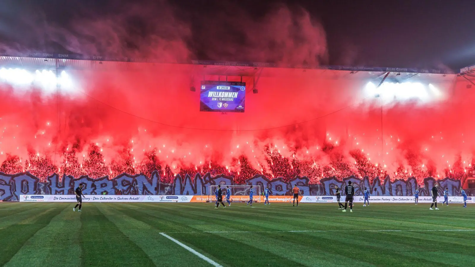 Beim Spiel zwischen dem 1. FC Magdeburg und Dynamo Dresden wurden mehr Polizisten verletzt als bislang angenommen. (Archivbild) (Foto: Andreas Gora/dpa)