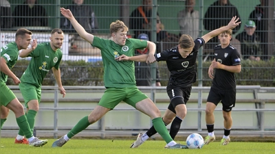 Auf Matthias Hahn (links vorne, hier im Zweikampf mit dem Schweinfurter Sebastian Müller) müssen die Ansbacher auf absehbare Zeit verzichten. (Foto: Martin Rügner)