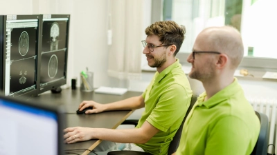 Die Radiologen Dr. Florian Zahnleiter und Dr. Philipp Lux beim Befunden von Bildern. (Foto: Jacqueline Wardeski)