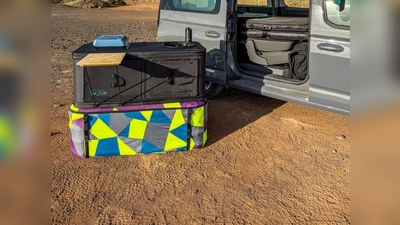 Ultraleicht: Das aufblasbare Küchenmodul von Stuff Bubble bietet Spülbecken, Wassertank und Kühlschrank.  (Foto: Stuff Bubble/dpa-tmn)