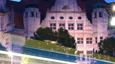 Blick auf die hell erleuchtete Kreuzung vorm Neuen Rathaus in Leipzig. (Foto: Elisa Schu/dpa)