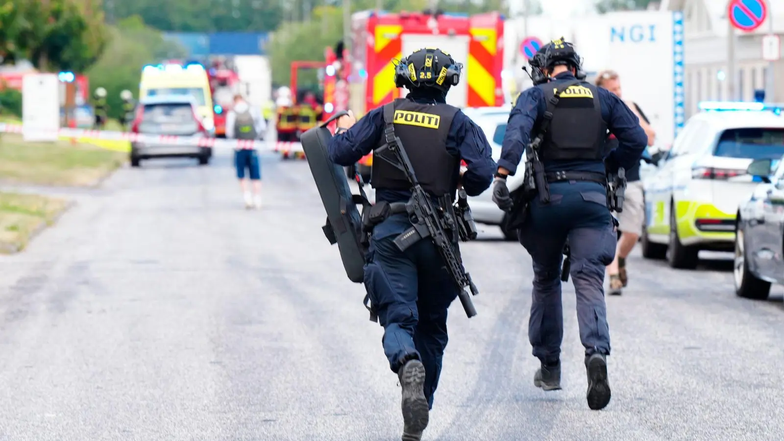 Einsatzkräfte auf dem Weg zum Tatort bei Aalborg. (Foto: Henning Bagger/Ritzau Scanpix Foto/AP/dpa)