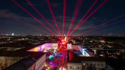 Eine Lasershow auf der Silvestermeile auf der Ludwigstraße in München. (Foto: Peter Kneffel/dpa)