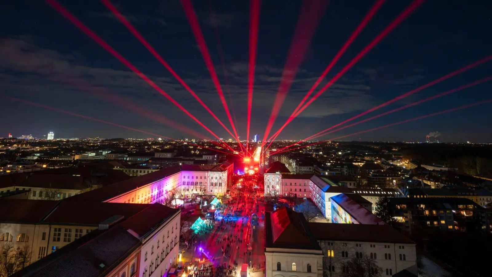 Eine Lasershow auf der Silvestermeile auf der Ludwigstraße in München. (Foto: Peter Kneffel/dpa)