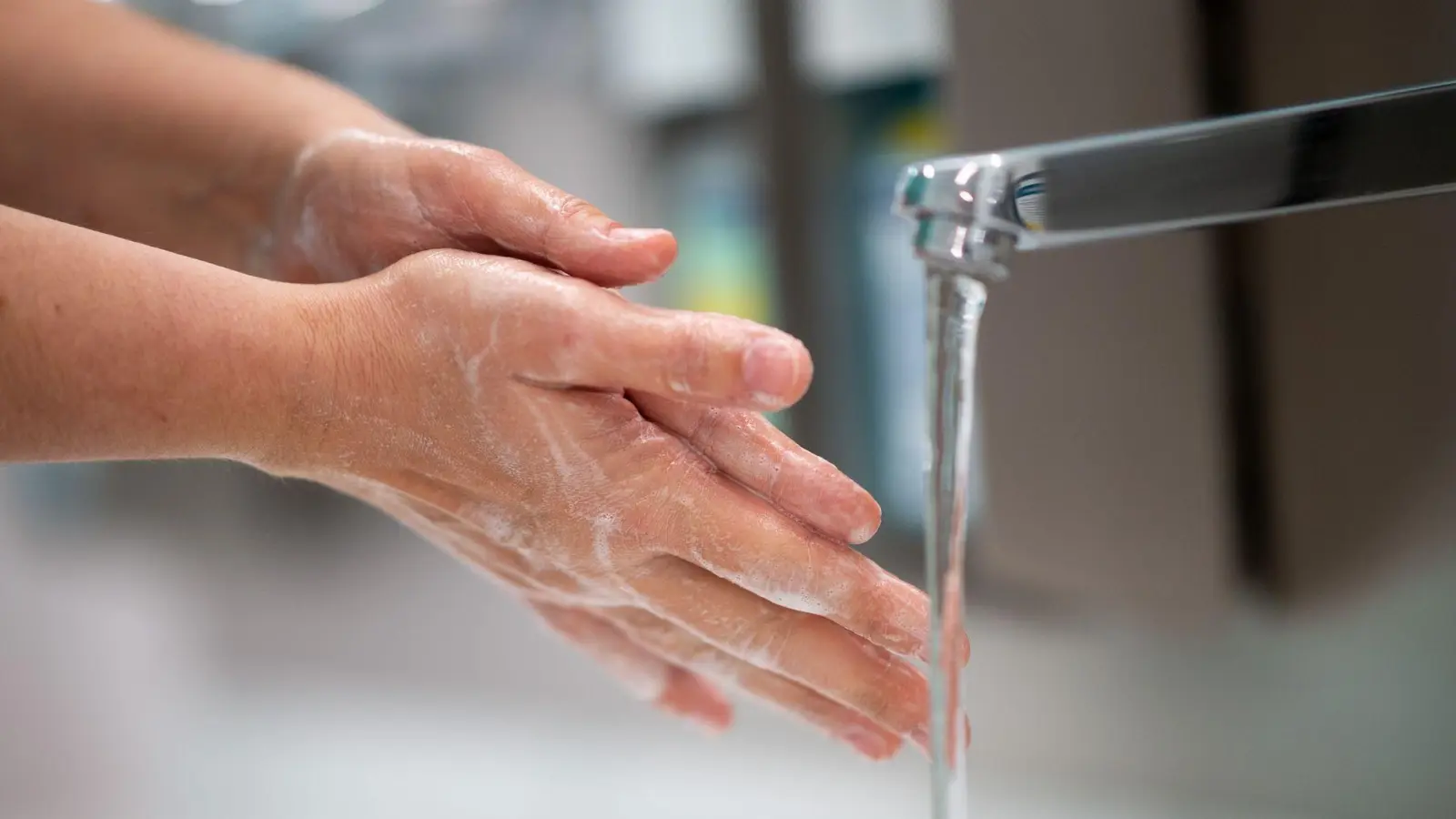 Händewaschen war insbesondere während der Corona-Pandemie ein großes Thema. (Symbolbild) (Foto: Jonas Güttler/dpa)