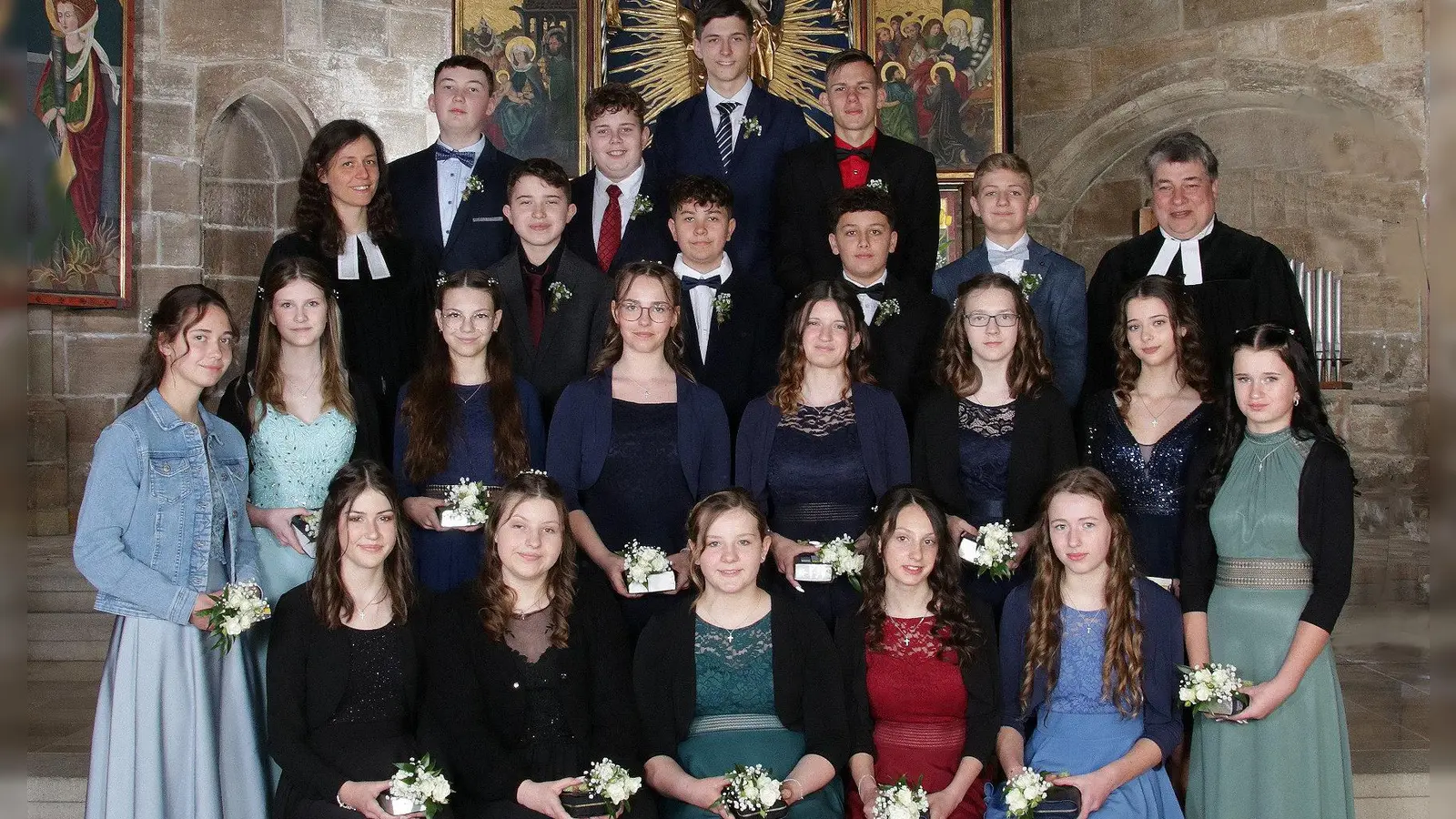 21 Konfirmandinnen und Konfirmanden feierten am 14. April in der Stiftskirche in Feuchtwangen ihren großen Tag. (Foto: Foto Brenne)