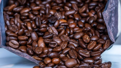 Der Fahrer hat demnach nur einen handschriftlichen Lieferschein für den Kaffee vorweisen können. (Symbolbild) (Foto: Jens Büttner/dpa)