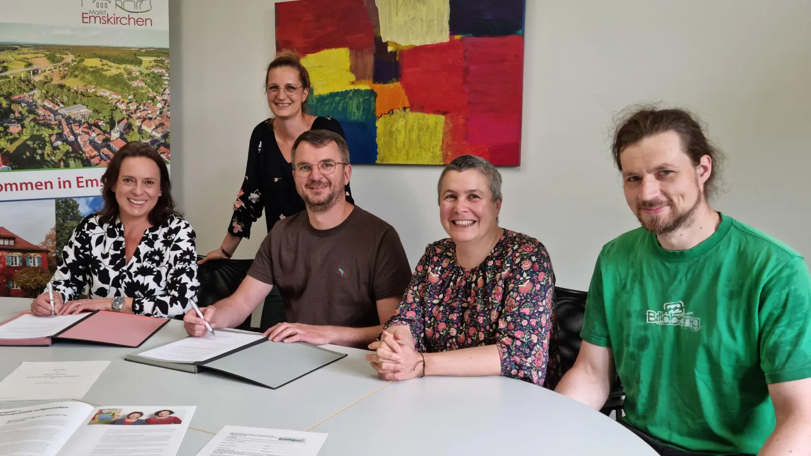 Bei der Vertragsunterzeichnung (von links): Emskirchens Bürgermeisterin Sandra Winkelspecht, Johannes Weidt, Dr. Christine Krämer, Simon Lettenmeier (alle Regional Versorgt eG), dahinter Nadine Wölfle (Leiterin des Bauamts Emskirchen). (Foto: Rainer Weiskirchen)