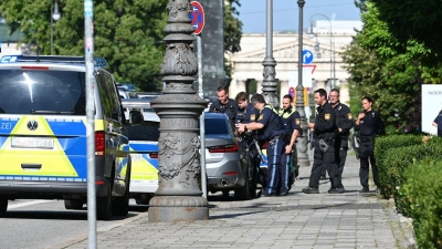 Am Morgen schießt die Polizei in der Nähe des NS-Dokumentationszentrums in München eine verdächtige Person nieder. (Foto: Simon Sachseder/dpa)