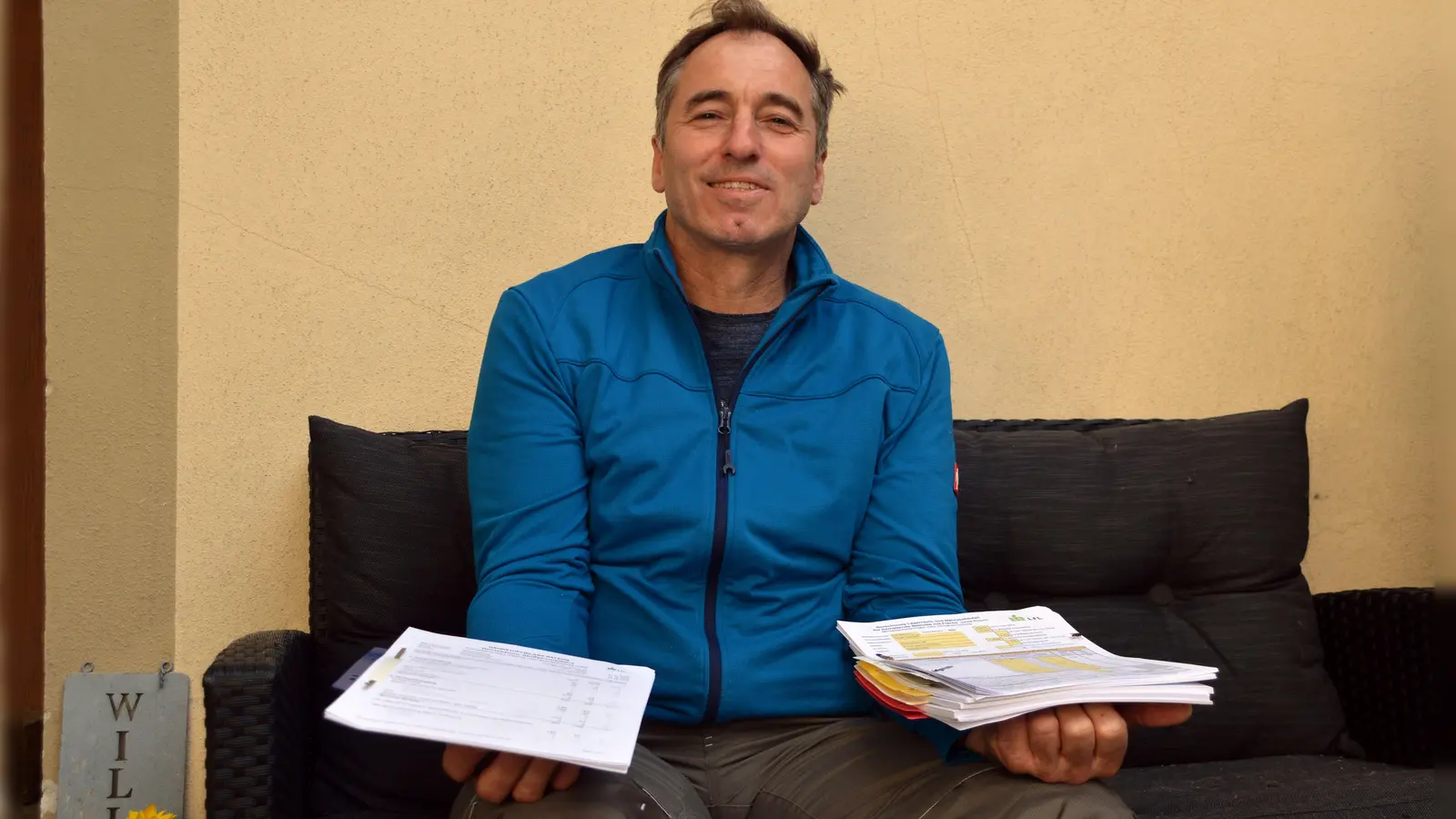 Jürgen Dierauff zeigt den Papierkrieg, den er Düngemeldung für Düngemeldung machen muss – links der Stapel, der künftig wegfällt, und rechts jener, der bleibt. (Foto: Johannes Zimmermann)