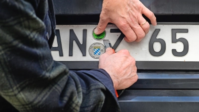 Ehe neue Plaketten am Nummernschild angebracht werden, müssen die alten entfernt werden. Wer sein Auto übers Internet anmeldet, bekommt die Plaketten mit der Post zugesandt. (Foto: Alina Bogner)