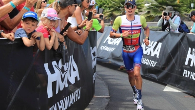 Der Norweger Gustav Iden hat die Ironman-Weltmeisterschaft gewonnen. (Foto: Marco Garcia/AP/dpa)