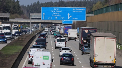 Auf vielen Autobahnen, wie hier auf der A9, herrschte am Donnerstagnachmittag reger Verkehr. (Foto: Bodo Schackow/dpa)