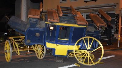 An einer Kutsche nahe dem Neustädter Weihnachtsmarkt hatte sich ein Rad gelöst - das Gefährt geriet in Schieflage. (Foto: Ute Niephaus)