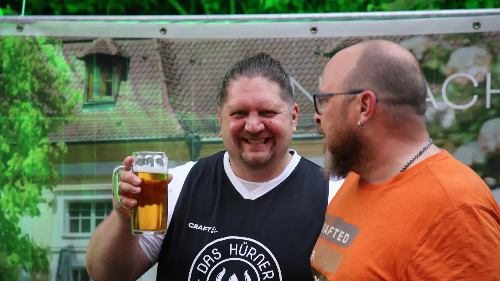 Hürner-Chef Jens Blank (links) prostet den Gästen auch mal selbst zu. (Foto: Alexander Biernoth)