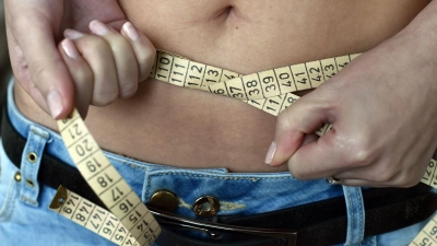 Essstörungen wie Magersucht, Bulimie und Binge Eating nehmen nach Daten der Krankenkasse KKH stark zu - vor allem unter 12- bis 17-jährigen Mädchen. (Symbolbild) (Foto: Jens Kalaene/dpa-Zentralbild/dpa)