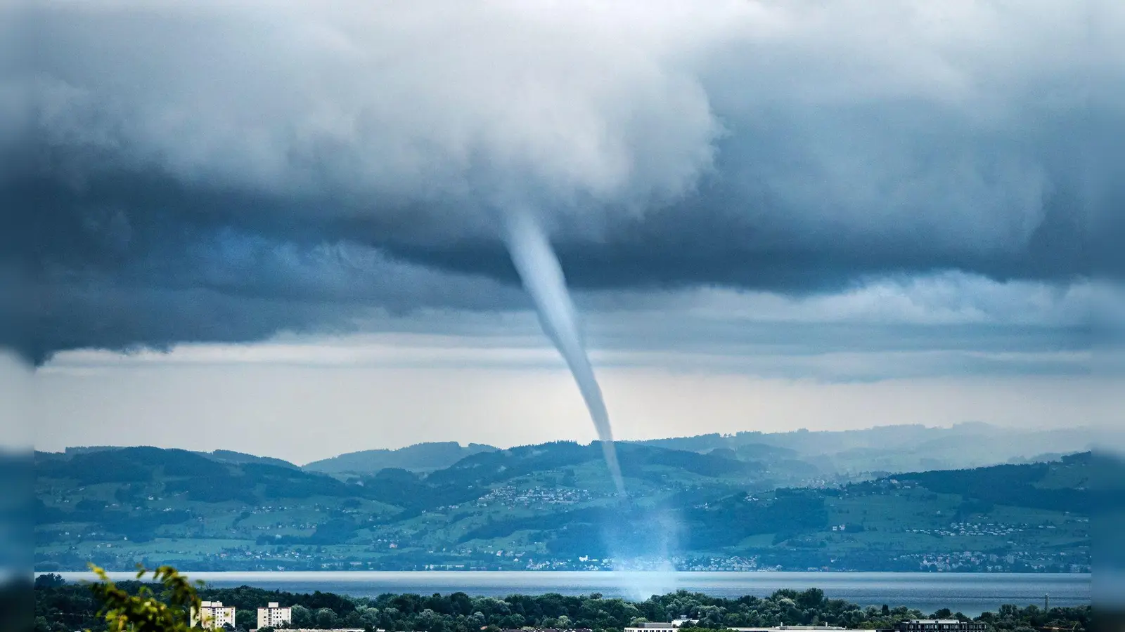 Über dem Bodensee werden immer wieder einmal Tornados registriert wie hier 2021 bei Friedrichshafen. In diesem Jahr fegte einer auch über den bayerischen Teil des Sees. (Archivbild) (Foto: Dr. Christoph Sommergruber/dpa)