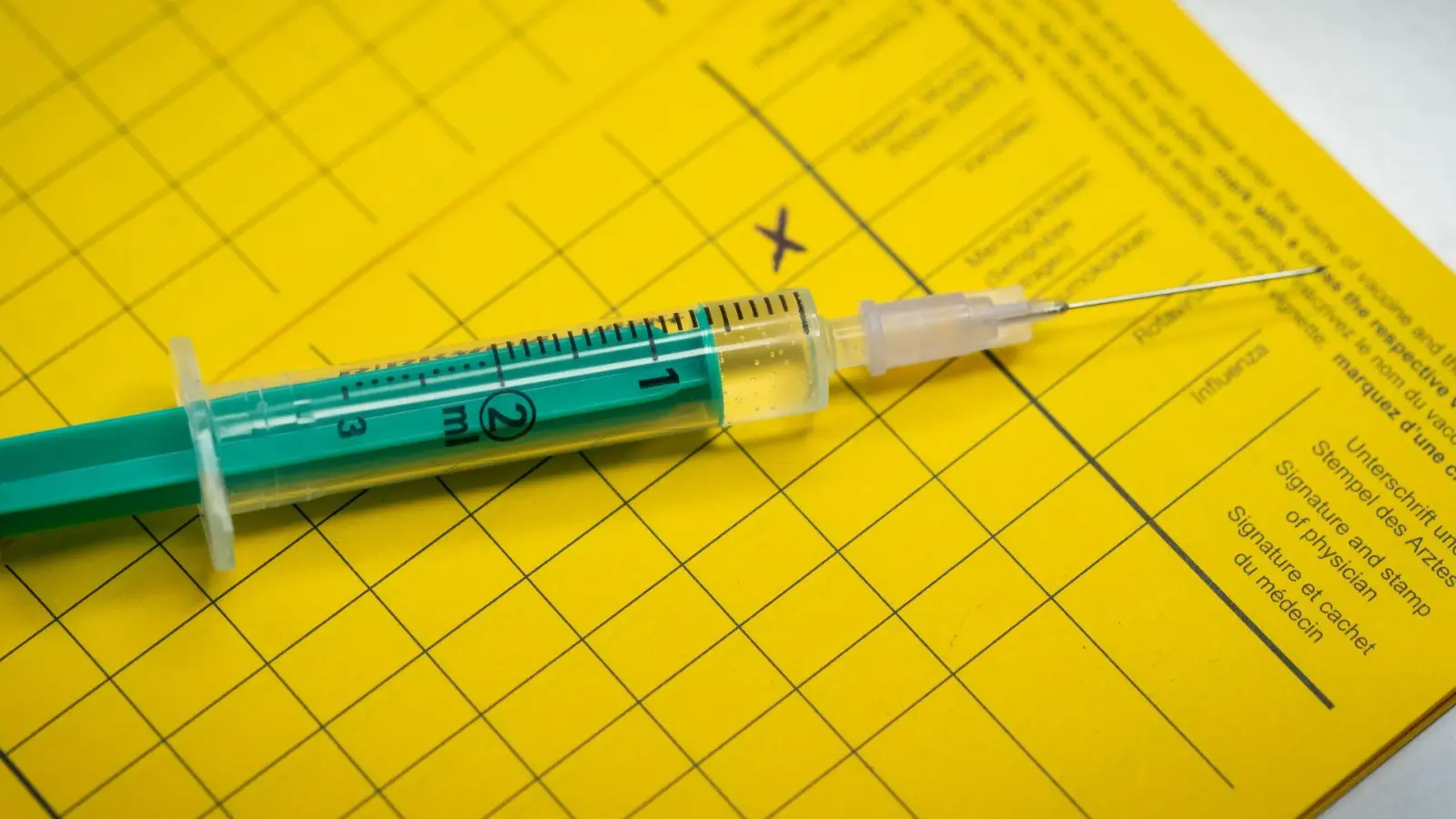 Seit 2018 sollen sich Ältere gegen Gürtelrose impfen lassen. Doch die Menschen in Bayern sind besonders zurückhaltend. (Symbolbild) (Foto: Friso Gentsch/dpa)