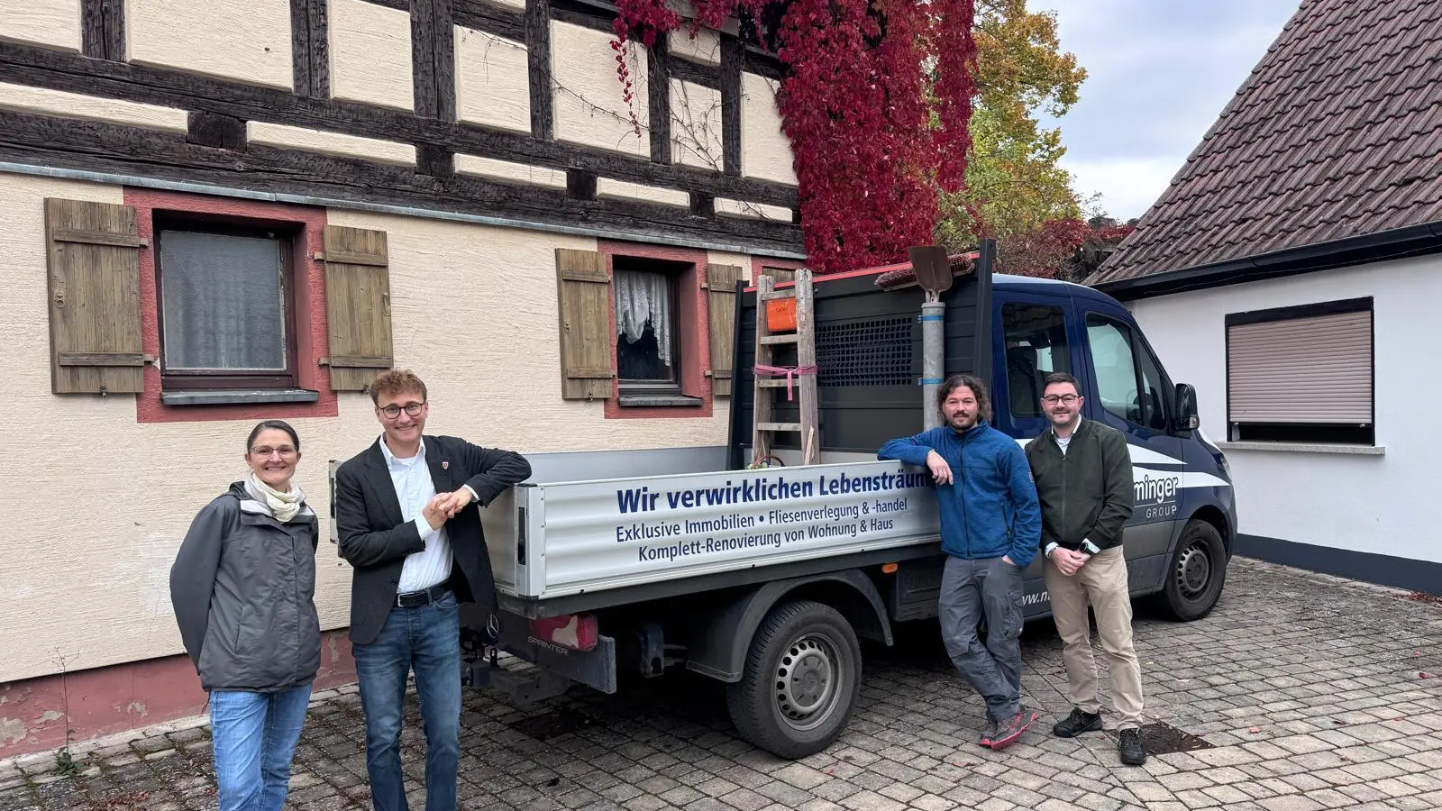 Zukunft für das ehemalige Spital- und Armenhaus in Ornbau: Anna Nürminger-Gulden, Bürgermeister Marco Meier sowie Frank und Marco Nürminger (von links). (Foto: Stadt Ornbau/Matthias Rank)