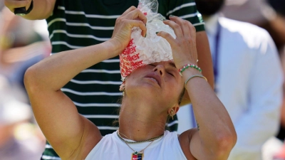Hitze - Eisbeutel hilft beim WTA (Foto: Kin Cheung/AP/dpa)